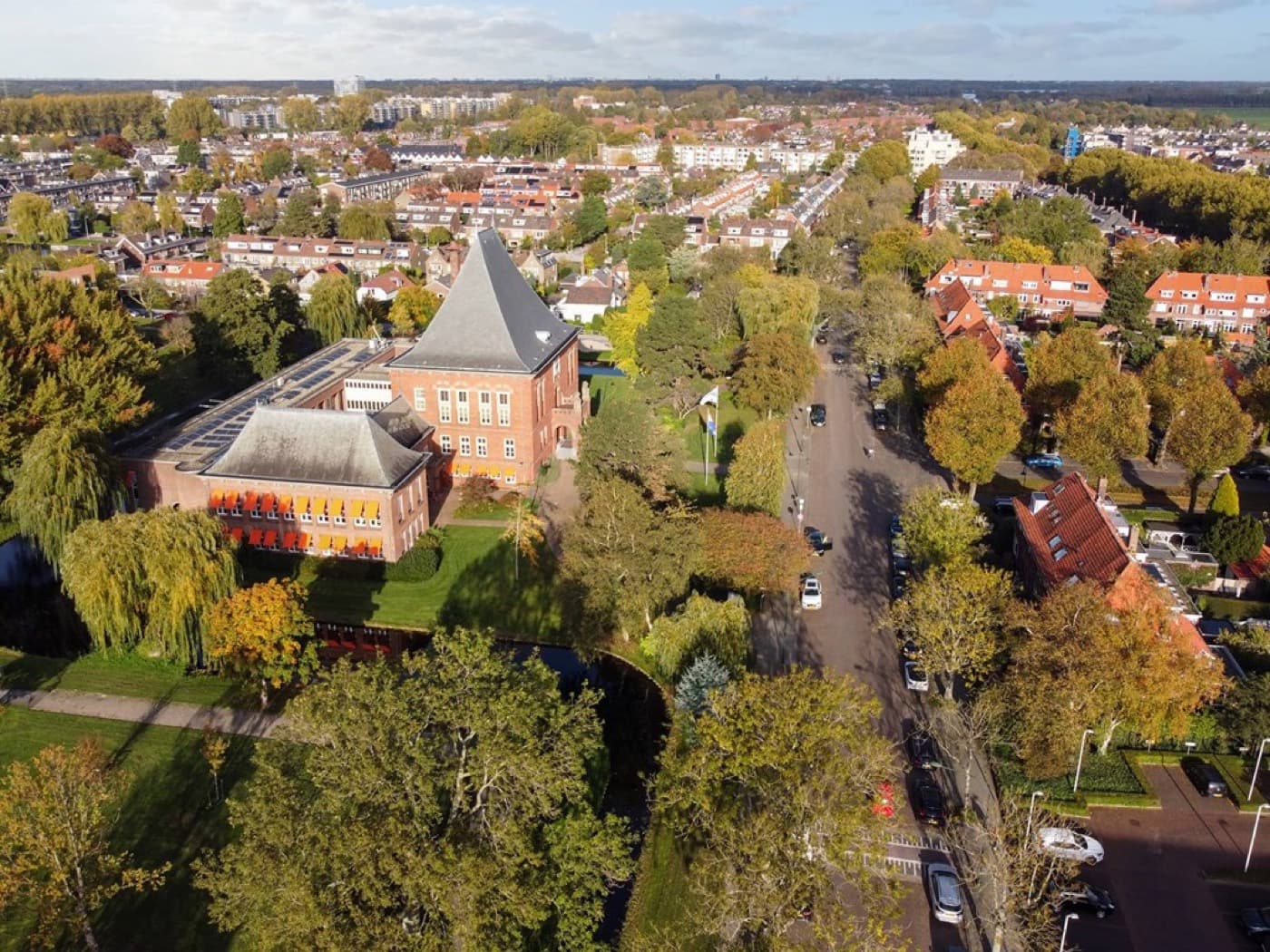 Luchtfoto van een Nederlandse woonwijk: waardebepaling begint bij de buurt