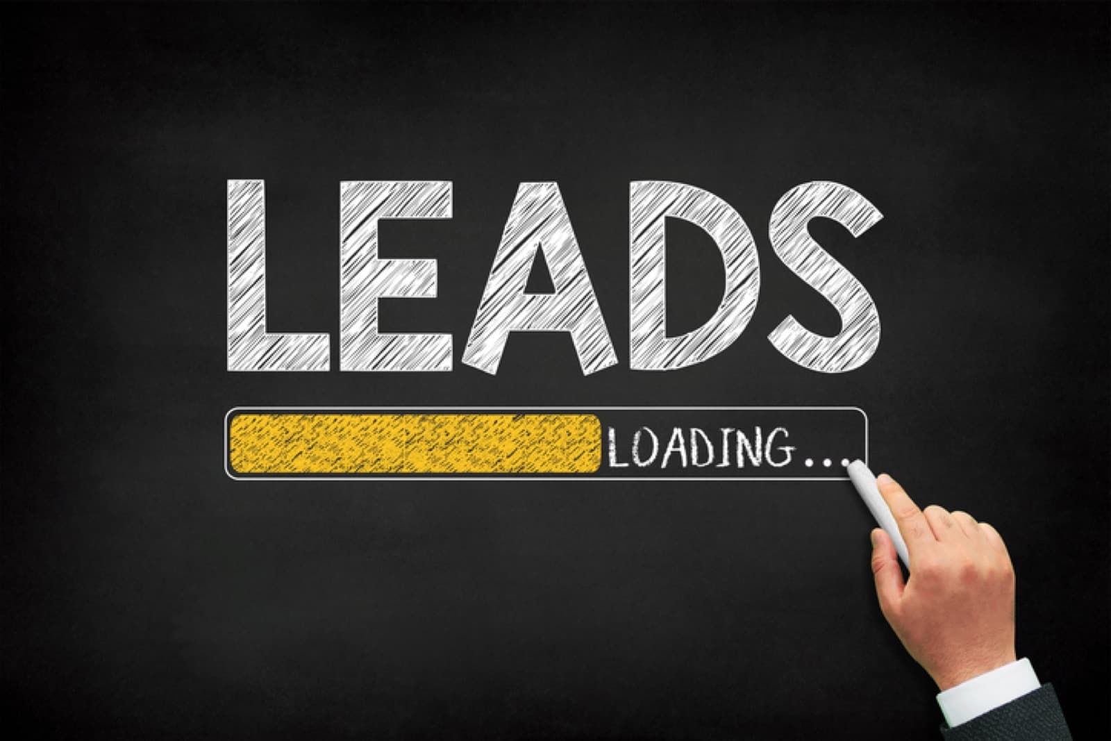 Krijtbord met het woord leads: verkoopleads via de makelaarswebsite